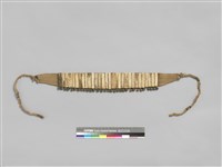 藏品(男子骨片銅鈴腰飾)的圖片